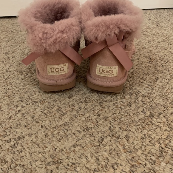 COPY - Ugg Ozwear Dusty Pink kids bailey bow sheepskin boots sz 9-10 - Picture 2 of 8
